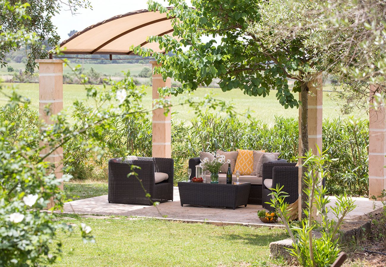 Überdachter Sitzplatz im Garten der Finca Pla Llodrá - Es Rebost bei Manacor