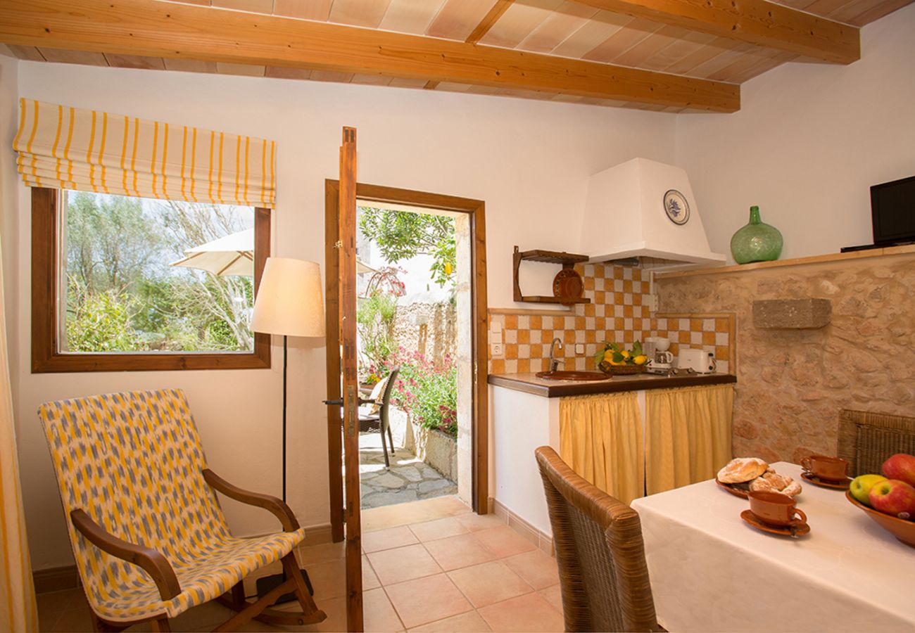 Küche und Esstisch mit Blick auf die Terrasse der Finca Pla Llodrá - Es Rebost bei Manacor