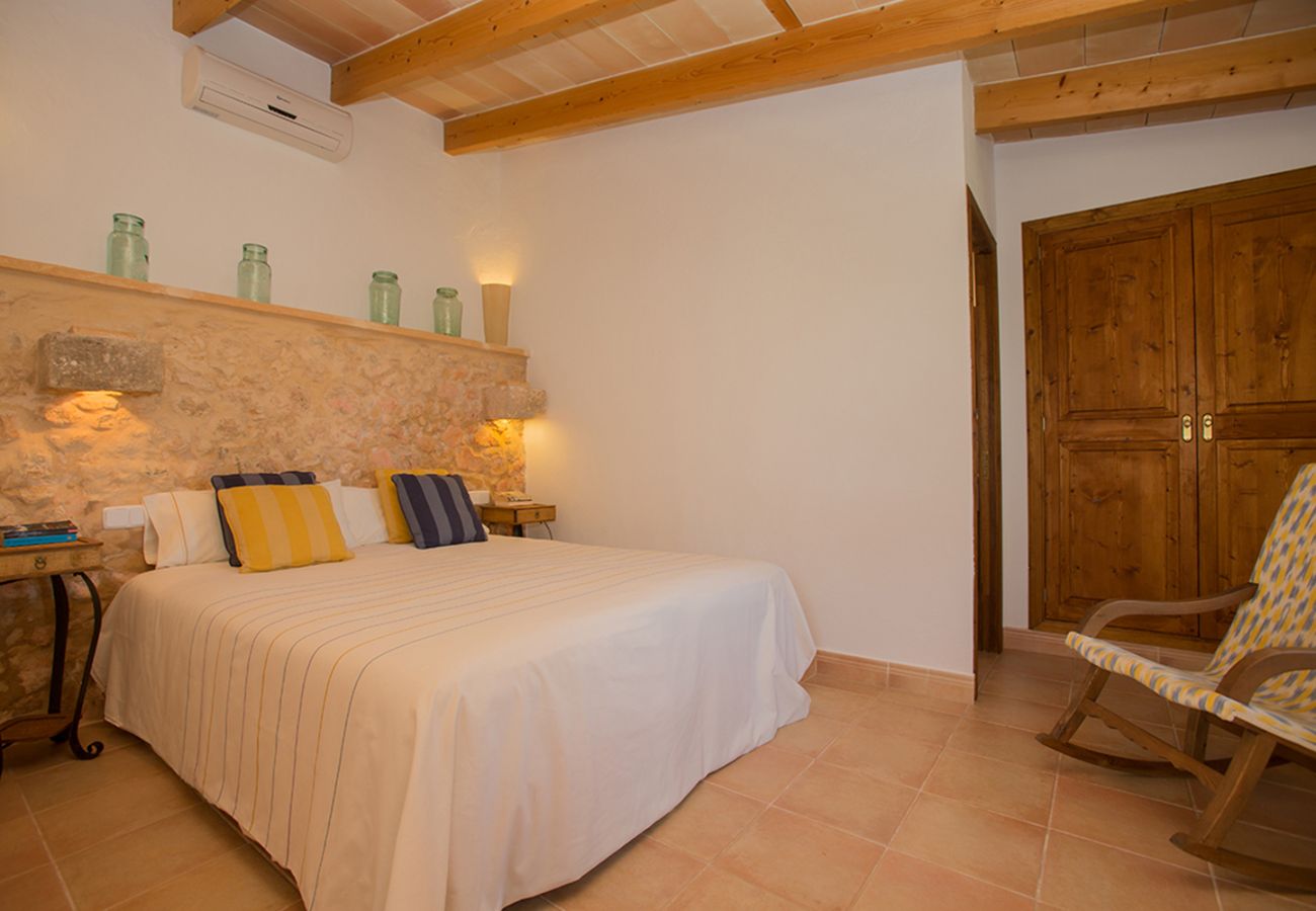 Schlafzimmer mit Doppelbett der Finca Pla Llodrá - Es Rebost bei Manacor