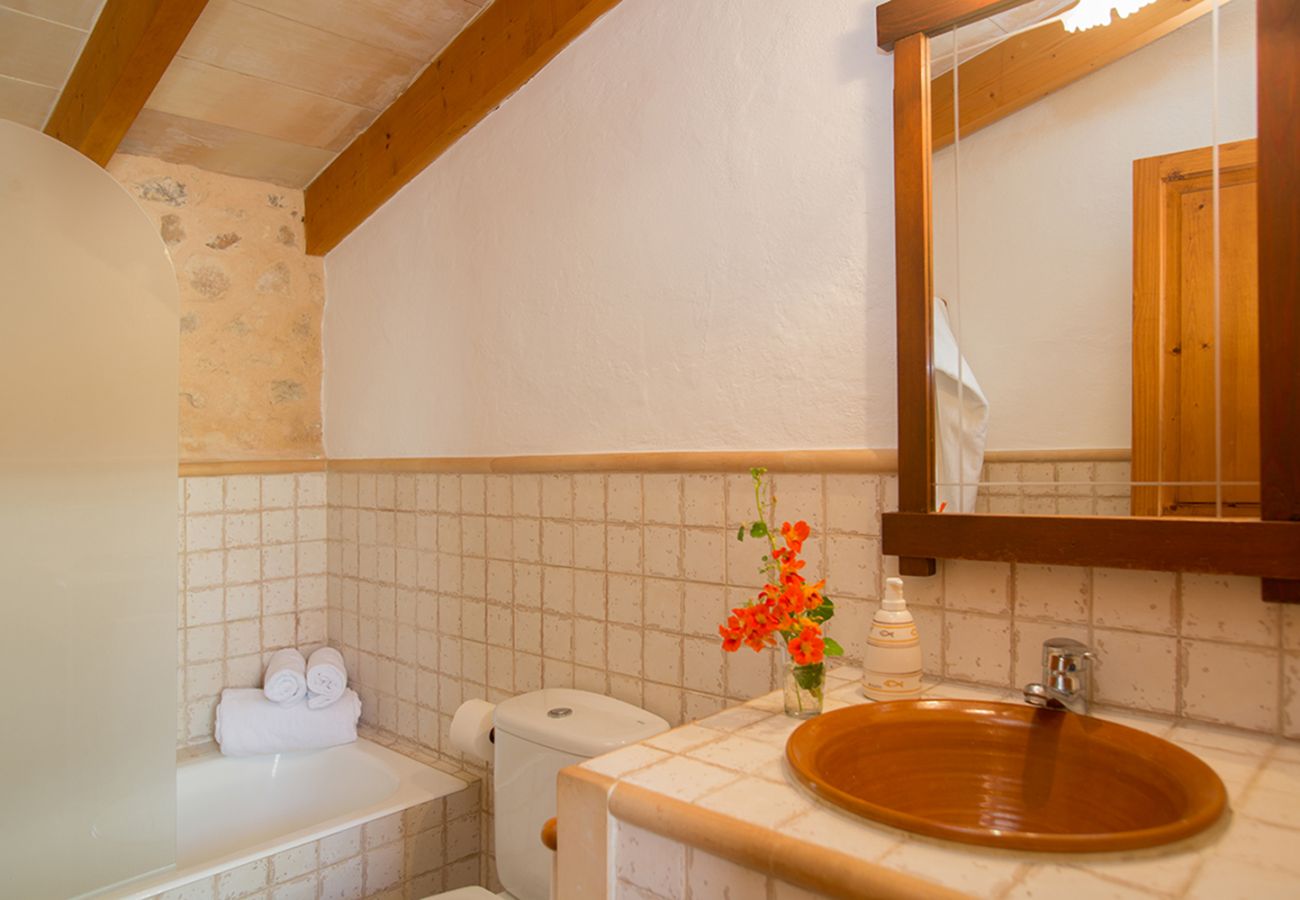 Badezimmer mit Badewanne der Finca Pla Llodrá - Es Rebost bei Manacor