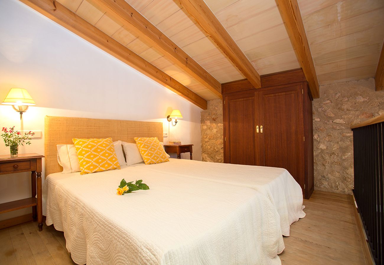 Schlafzimmer mit zwei Einzelbetten der Finca Pla Llodrá - Sa Bugaderia bei Manacor