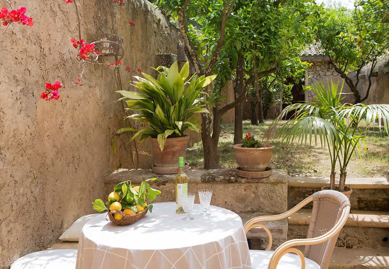 Garten mit Sitzplatz der Finca Pla Llodrá - Sa Bugaderia bei Manacor
