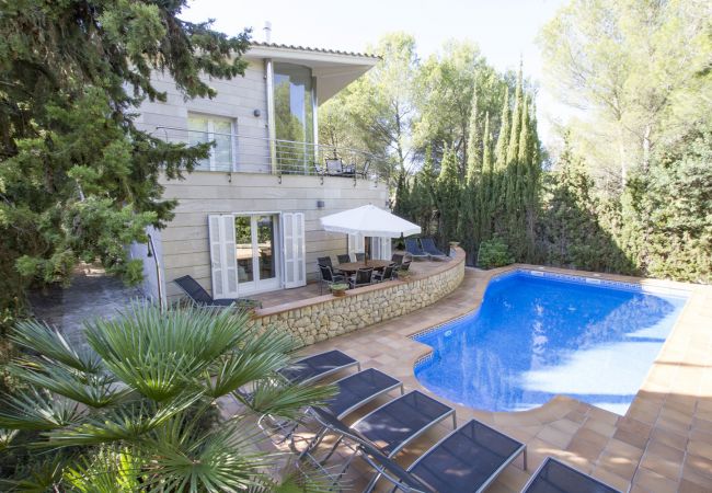 Pool- und Gartenbereich und Fassade der Finca Can Bosc bei Alcudia