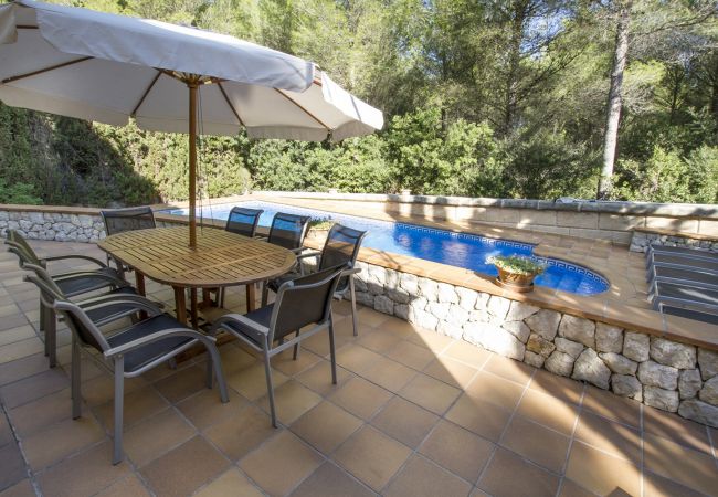 Pool und Terrasse mit Tisch der Finca Can Bosc bei Alcudia