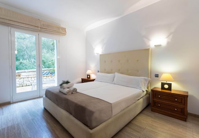 Schlafzimmer mit Doppelbett der Finca Can Bosc bei Alcudia