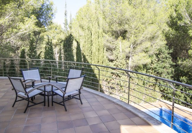 Balkon mit Tisch und Blick ins Grüne der Finca Can Bosc bei Alcudia