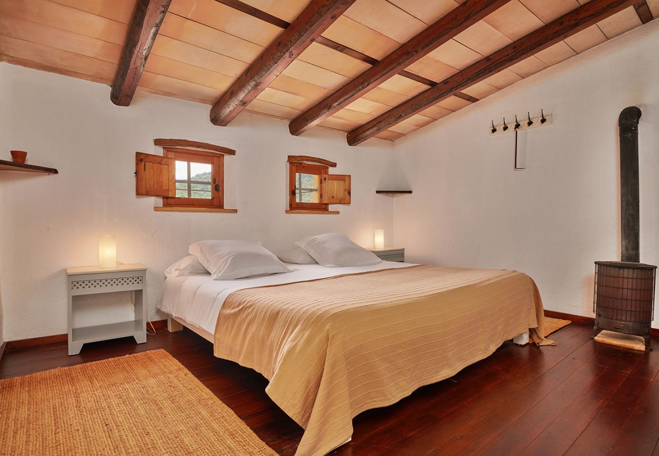 Gemütliches Schlafzimmer mit Doppelbett der Finca Es Picot bei Sant Llorenç Des Cardassar