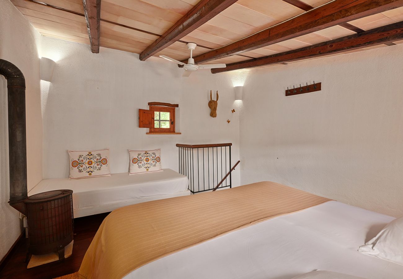 Schlafzimmer mit Doppelbett der Finca Es Picot bei Sant Llorenç Des Cardassar