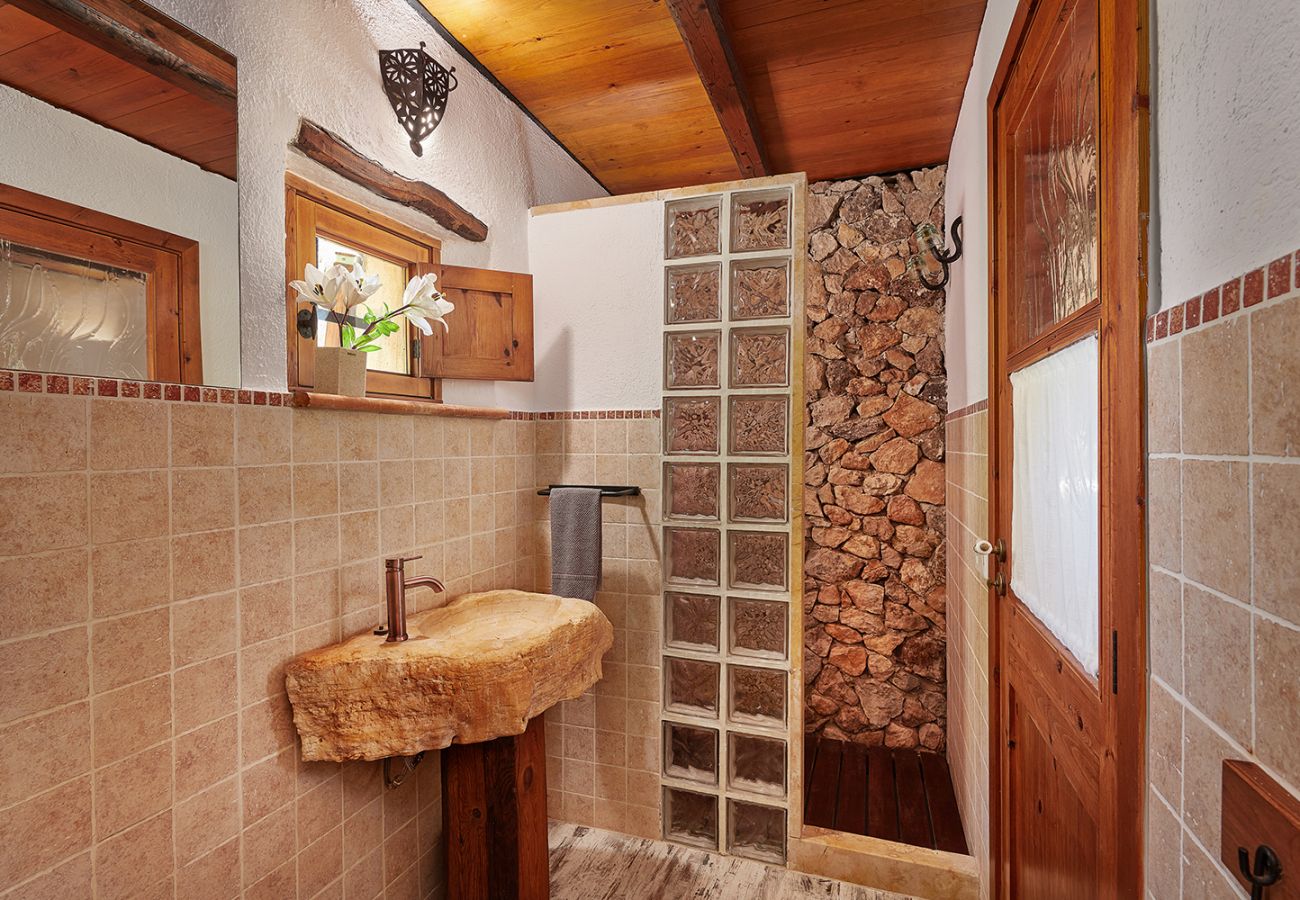 Badezimmer mit Dusche der Finca Es Picot bei Sant Llorenç Des Cardassar