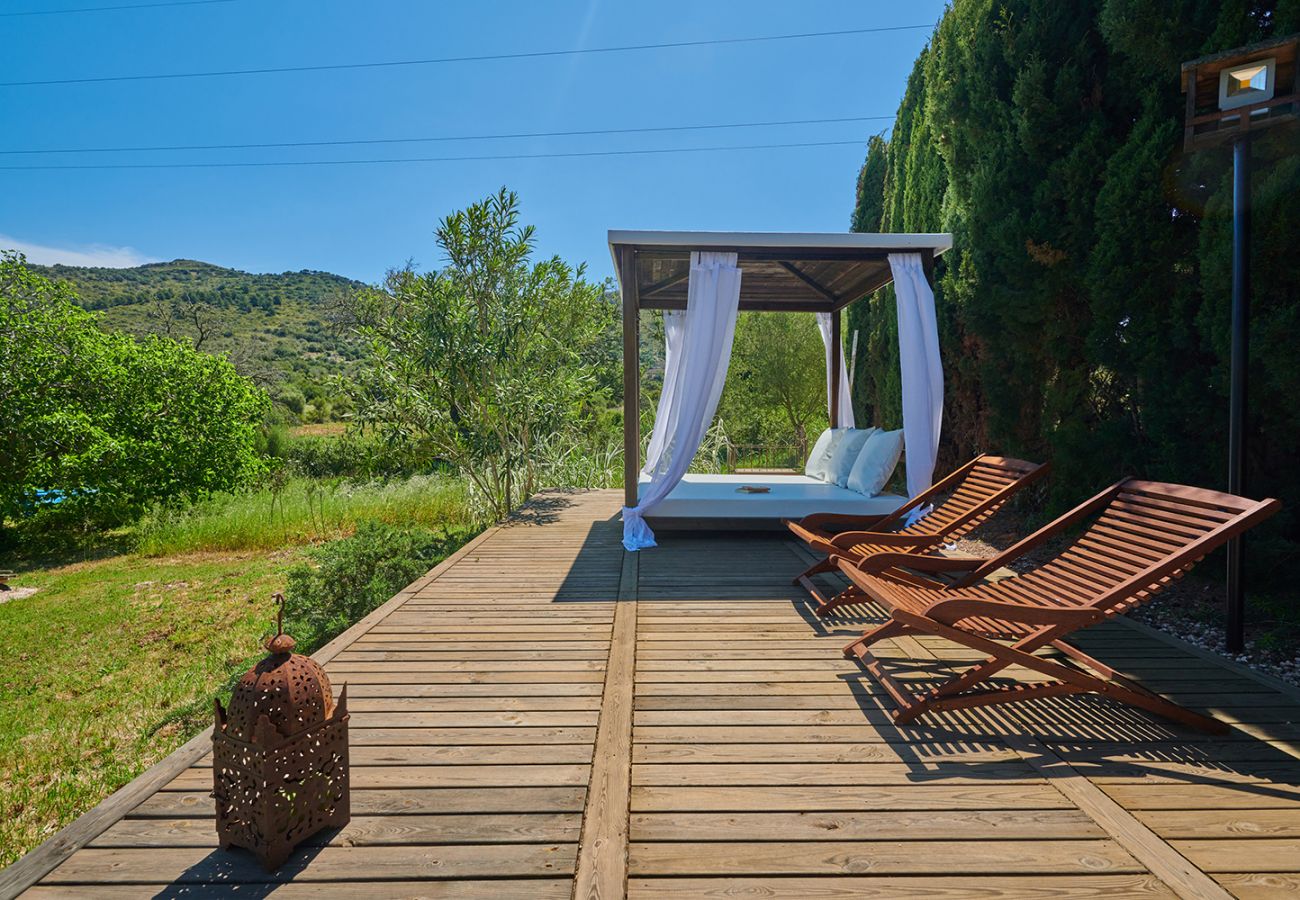 Gartenbereich mit Liegen und Außenbett der Finca Es Picot bei Sant Llorenç Des Cardassar