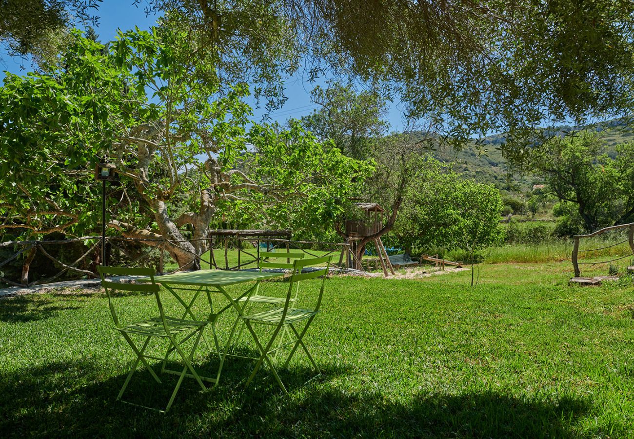 Schöner Garten mit kleinem Tisch der Finca Es Picot bei Sant Llorenç Des Cardassar