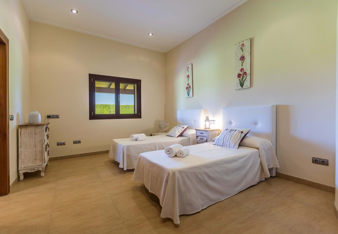 Stilvolles Schlafzimmer der Finca Villa Muro in Muro