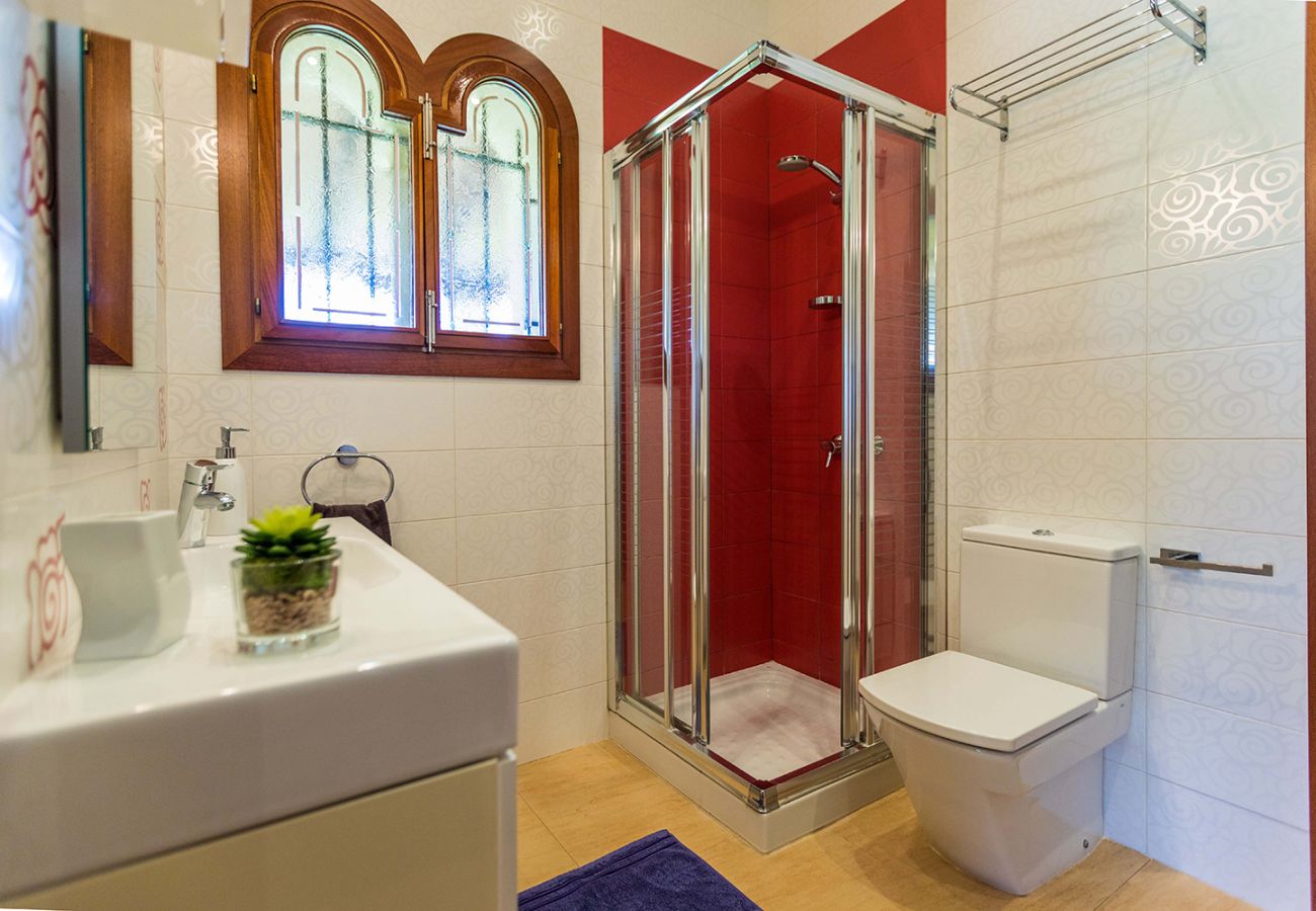 Stilvolles Badezimmer der Finca Villa Muro in Muro
