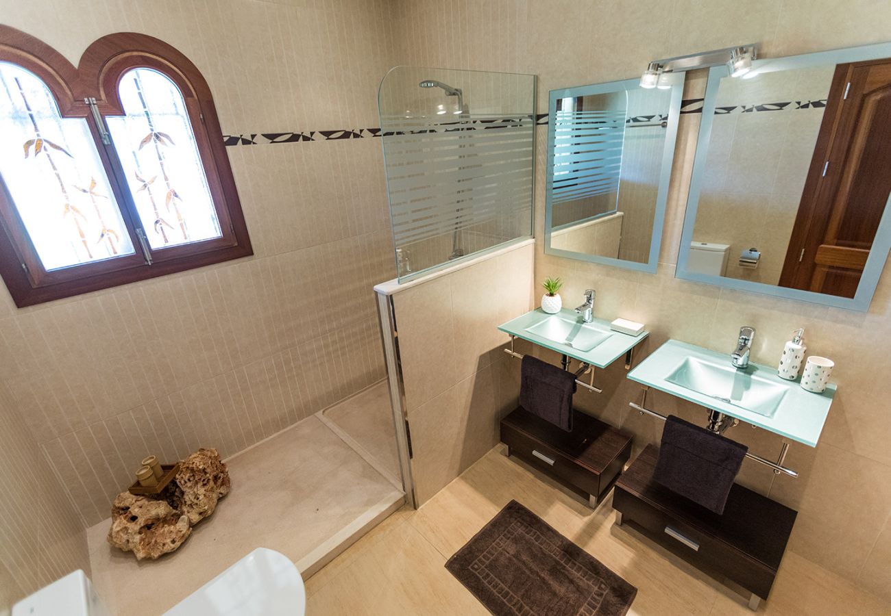 Stilvolles Badezimmer der Finca Villa Muro in Muro