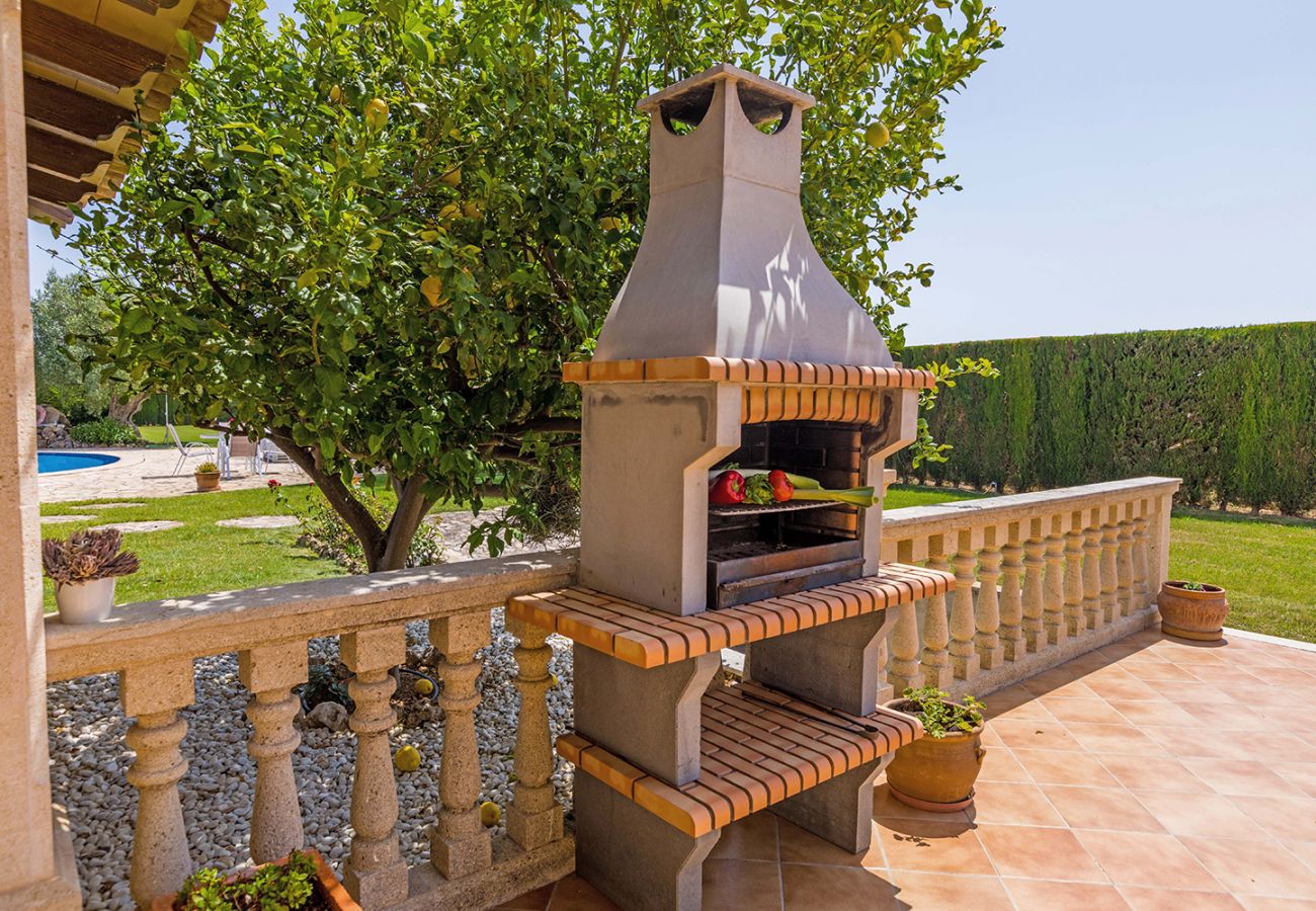 Terrasse mit Grill der Finca Villa Muro in Muro