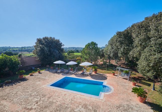 Pool mit Liegen und Sonnenschirmen der Finca Son Paparra bei Sant Llorenc Des Cardassar 