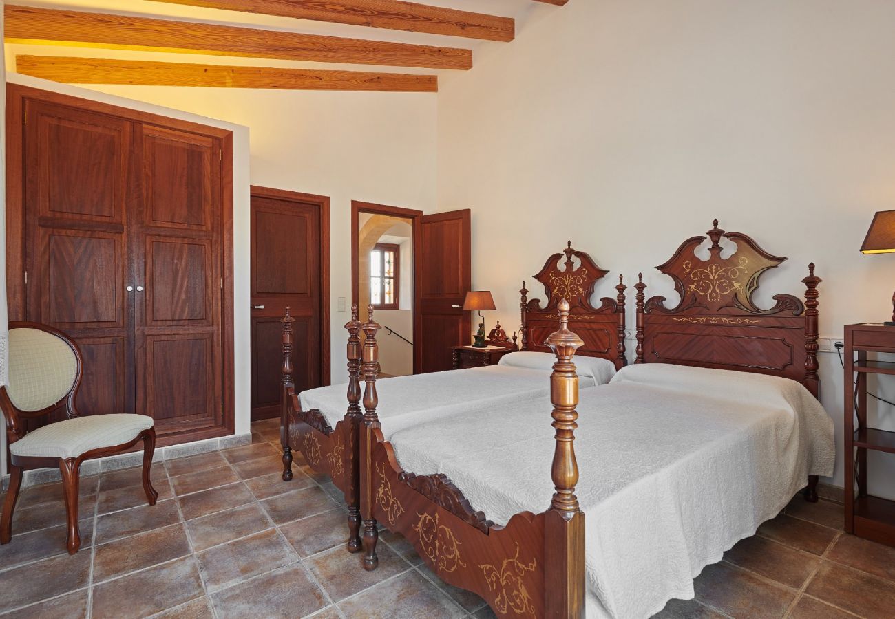 Schlafzimmer mit zwei Einzelbetten der Finca Son Paparra bei Sant Llorenc Des Cardassar 