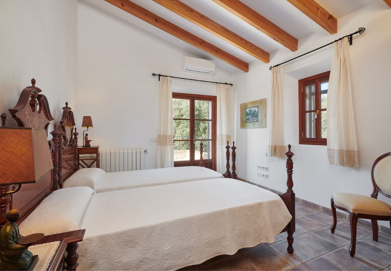 Schlafzimmer mit zwei Einzelbetten der Finca Son Paparra bei Sant Llorenc Des Cardassar 