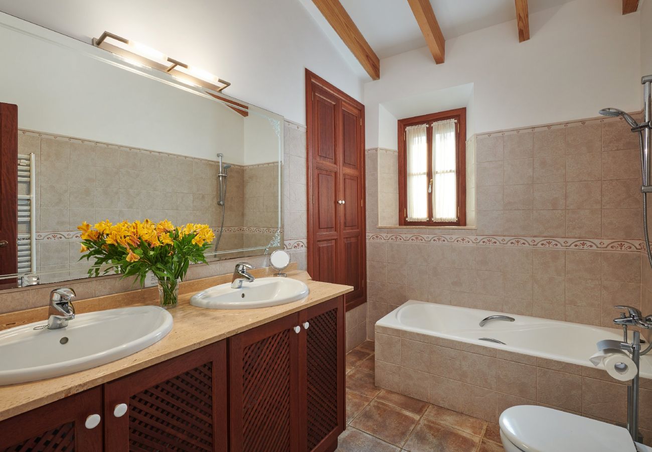 Badezimmer mit Badewanne der Finca Son Paparra bei Sant Llorenc Des Cardassar 