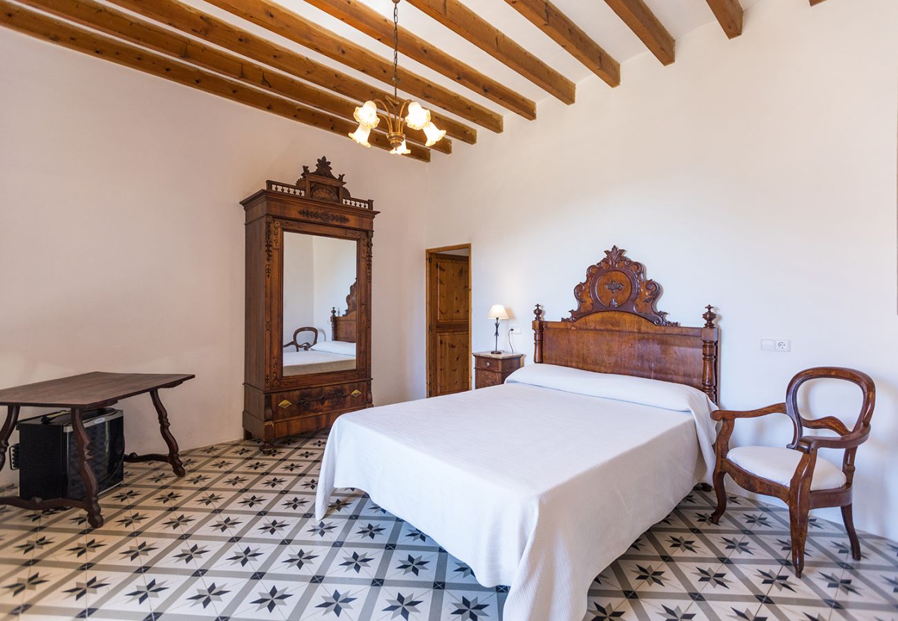 Schlafzimmer mit Doppelbett der Finca Sa Caballo bei Sóller 