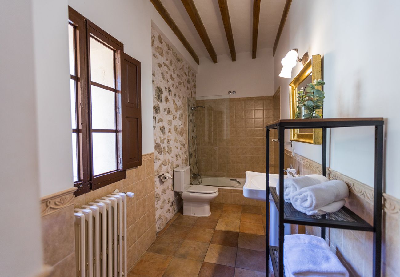 Badezimmer mit Badewanne der Finca Sa Caballo bei Sóller 