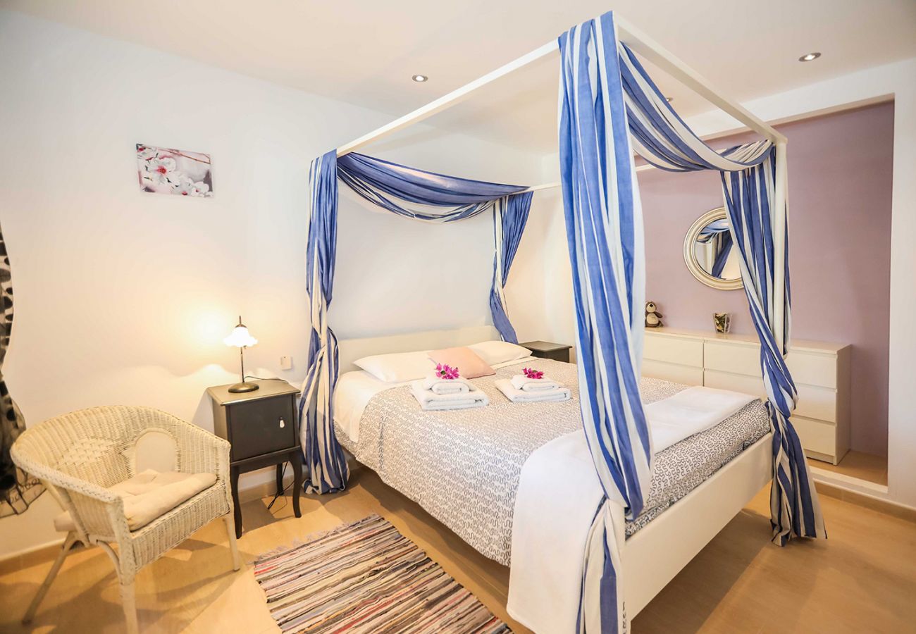 Schlafzimmer mit Doppelbett im EG der Finca Can Vallbona in Cala Santanyi