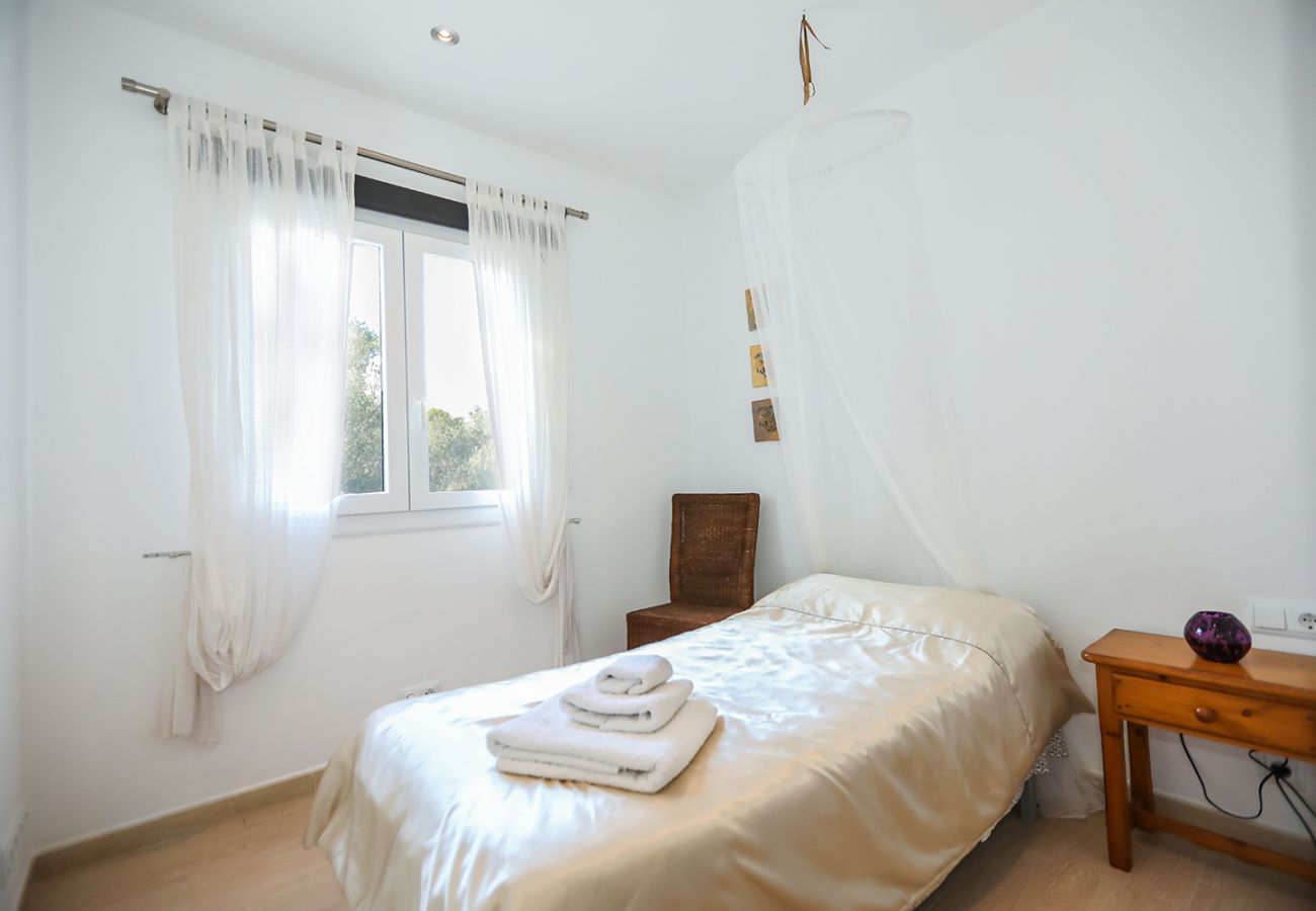 Schlafzimmer mit Einzelbett im EG der Finca Can Vallbona in Cala Santanyi