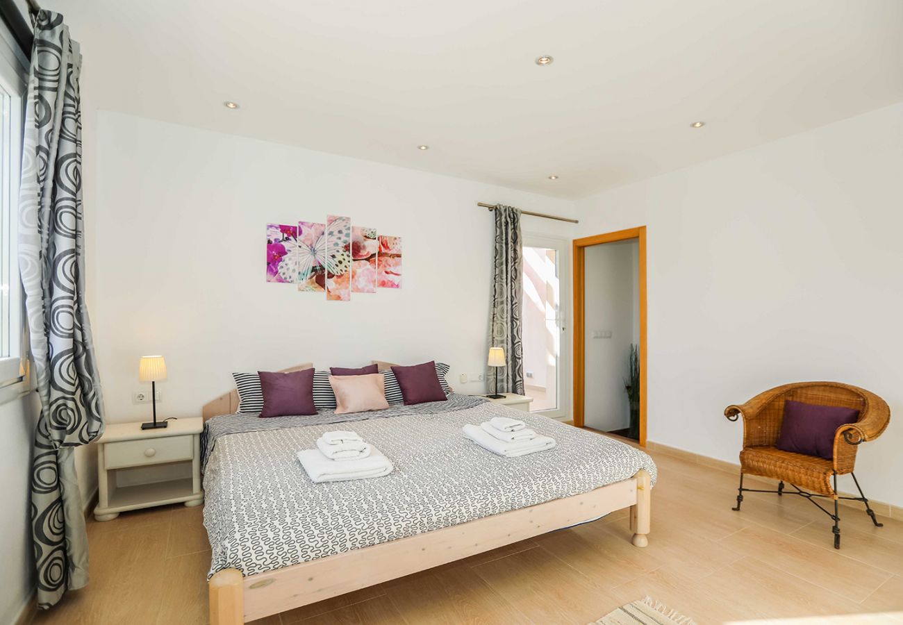 Schlafzimmer mit Doppelbett im OG der Finca Can Vallbona in Cala Santanyi