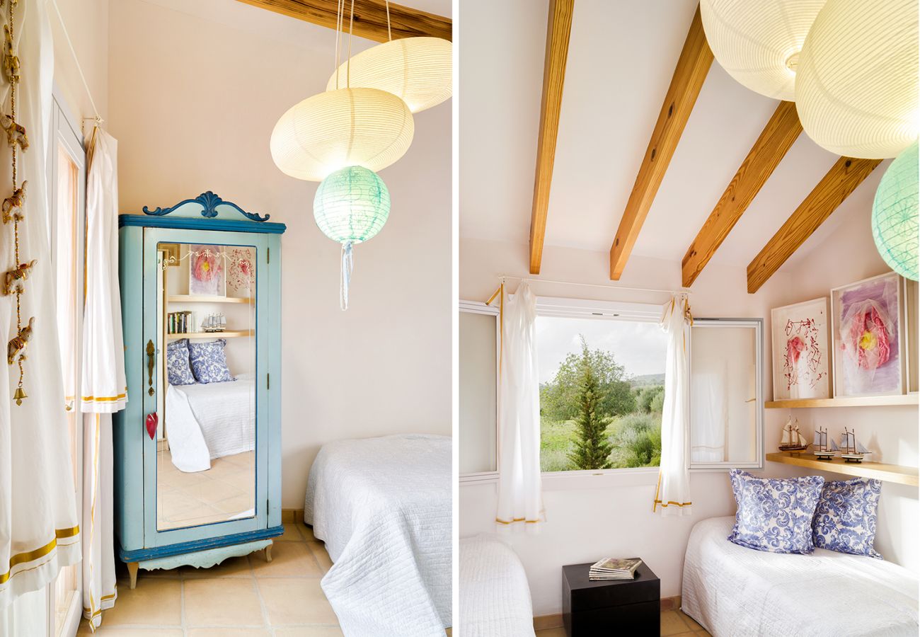 Schlafzimmer mit zwei Einzelbetten und Kleiderschrank in der Finca Can Jasmin in Sant Llorenç Des Cardassar