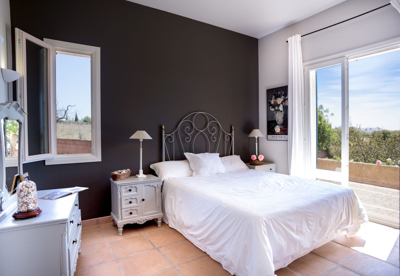 Schlafzimmer mit Doppelbett in der Finca Can Jasmin in Sant Llorenç Des Cardassar
