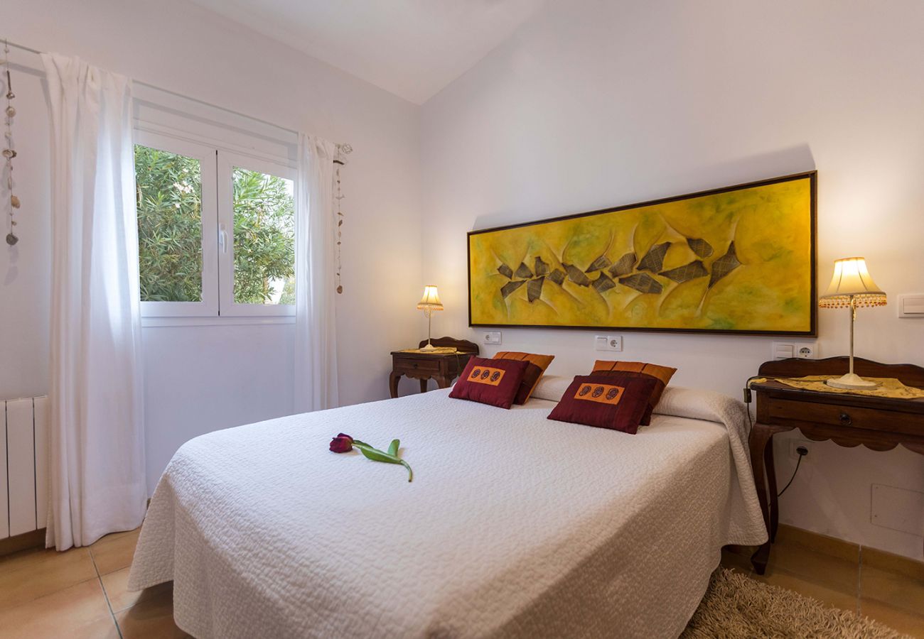gemütliches Schlafzimmer der Finca Estiu bei Arta mit Doppelbett und Bad en Suite