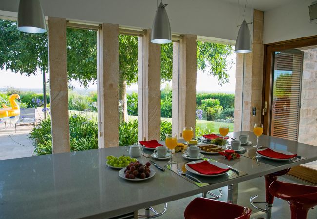 Küche mit Bar und Blick in den Garten der Finca Es Puig in Felanitx