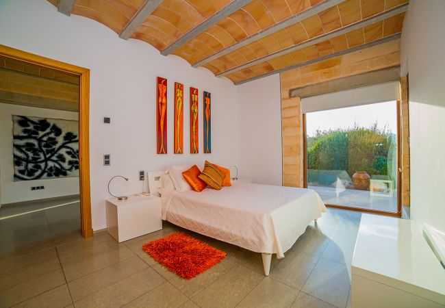 helles und modernes Schlafzimmer mit Doppelbett in der Finca Es Puig in Felanitx