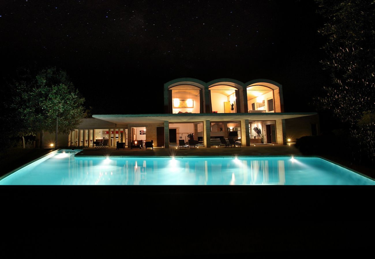 helle Räume und Pool der der Finca Es Puig in Felanitx bei Nacht