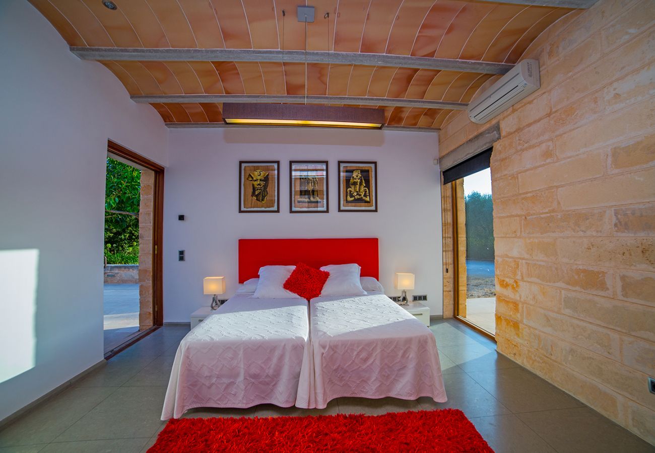 helles Schlafzimmer mit zwei Einzelbetten in der Finca Es Puig in Felanitx