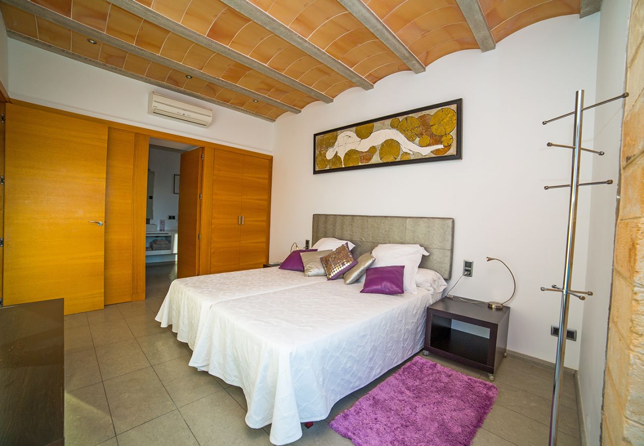 großes Schlafzimmer mit zwei Einzelbetten und einem Bad en Suite der Finca Es Puig in Felanitx