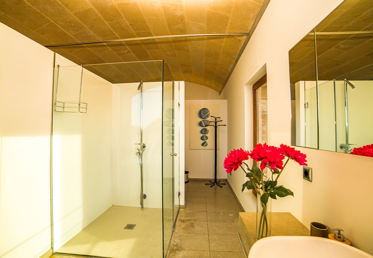 Badezimmer mit großer Dusche der Finca Es Puig in Felanitx