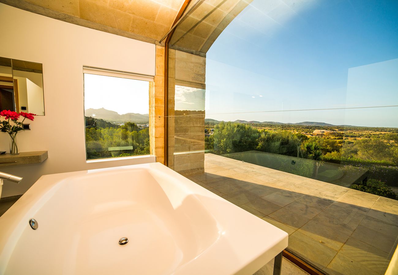 Badezimmer mit Badewanne und Panoramablick der Finca Es Puig in Felanitx