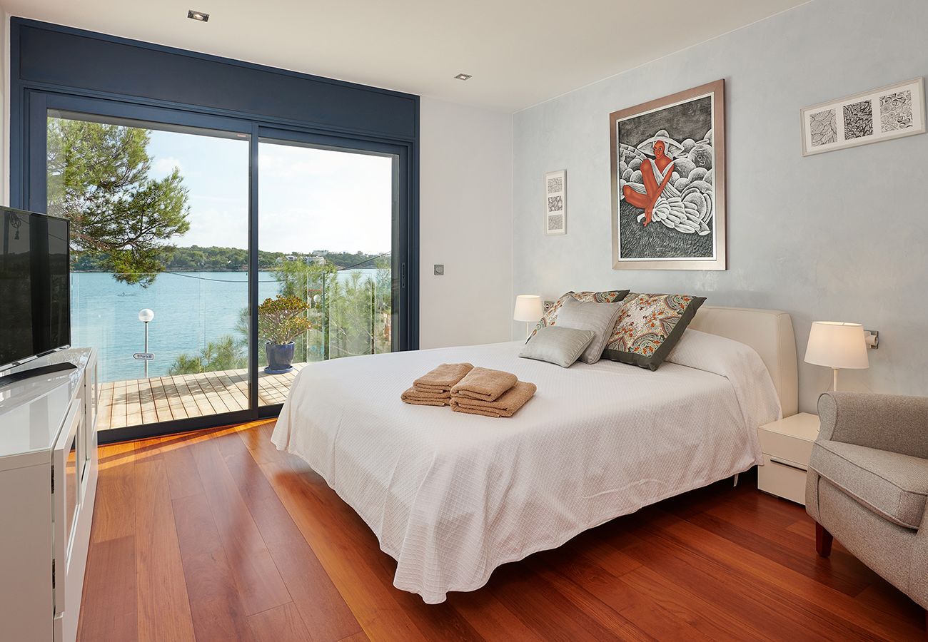 helles Schlafzimmer mit Doppelbett der Ferienwohnung Faro I in Portocolom