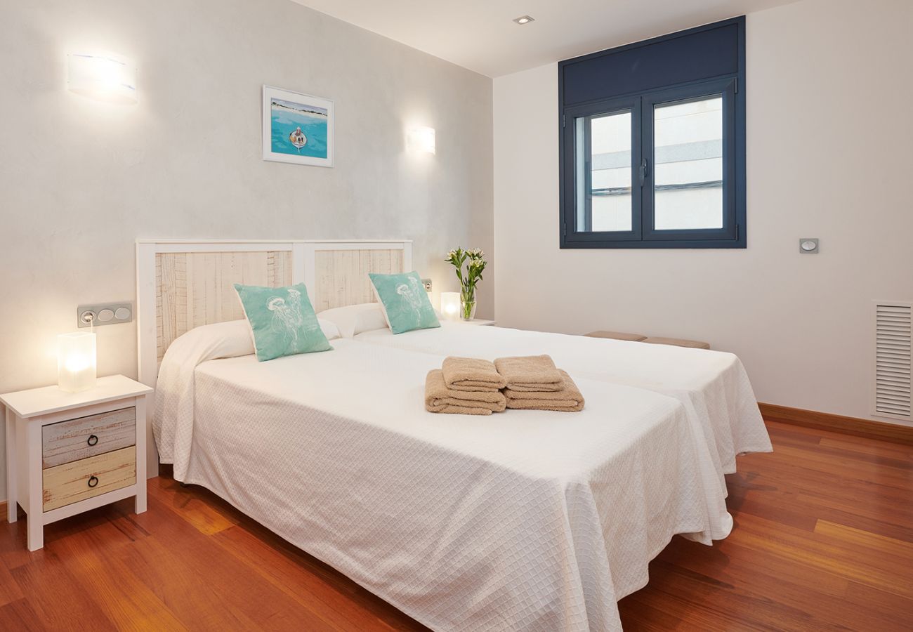 Schlafzimmer mit zwei Einzelbetten der Ferienwohnung Faro I in Portocolom