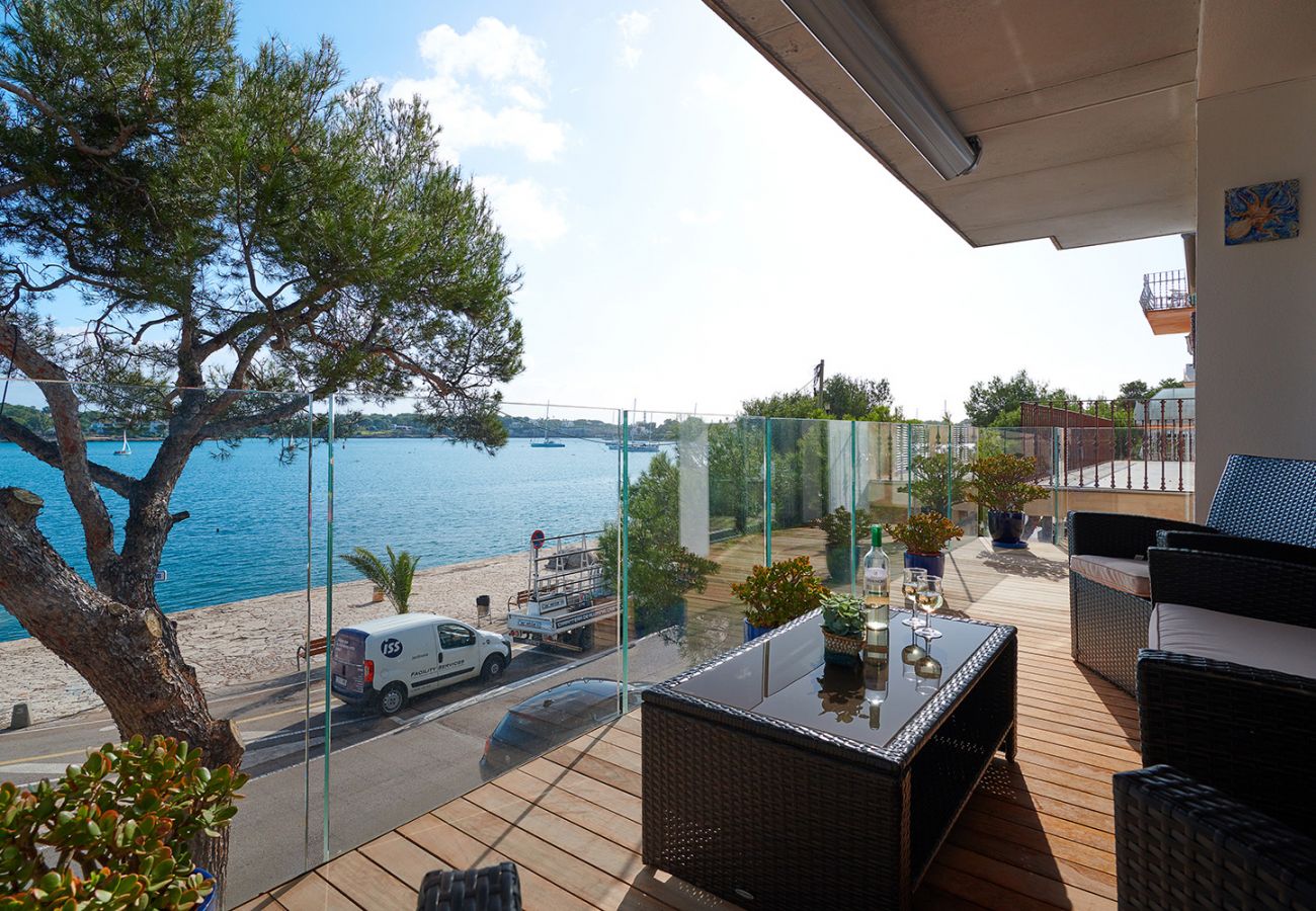 möblierter Balkon mit Meerblick der Ferienwohnung Faro I in Portocolom