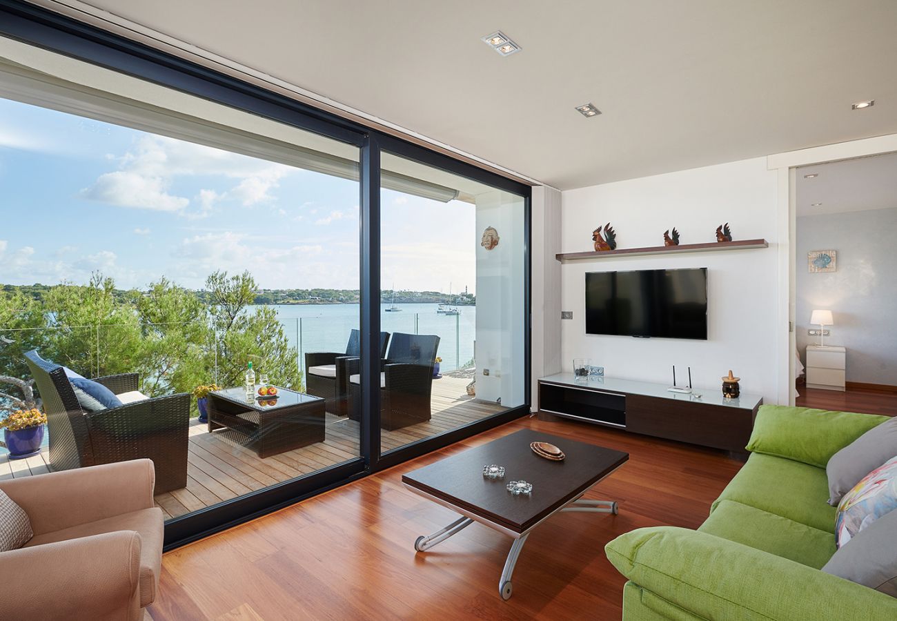 helles Wohnzimmer mit Meerblick und gemütlicher Sitzecke der Ferienwohnung Faro II in Portocolom