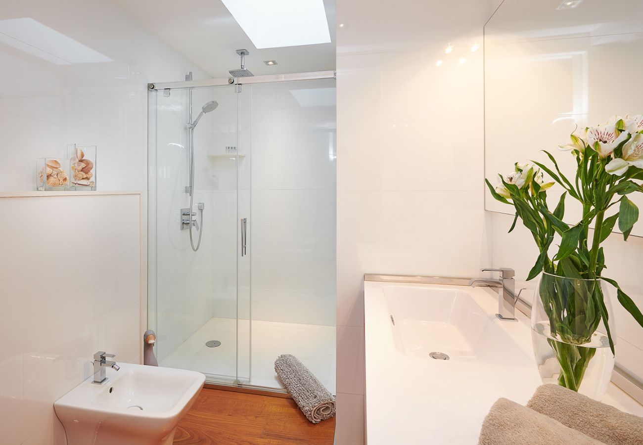 Badezimmer mit Dusche der Ferienwohnung Faro II in Portocolom