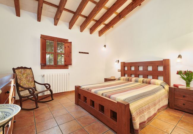 Schlafzimmer mit Doppelbett der Finca Els Ermassos bei Felanitx