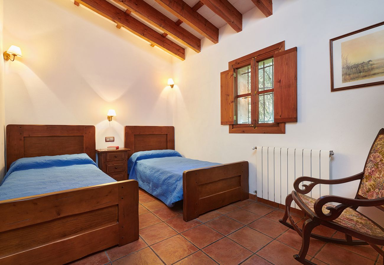 Schlafzimmer mit zwei Einzelbetten der Finca Els Ermassos bei Felanitx