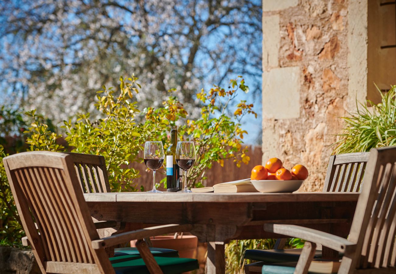 Sitzplatz auf der schönen Terrasse der Finca Els Ermassos bei Felanitx