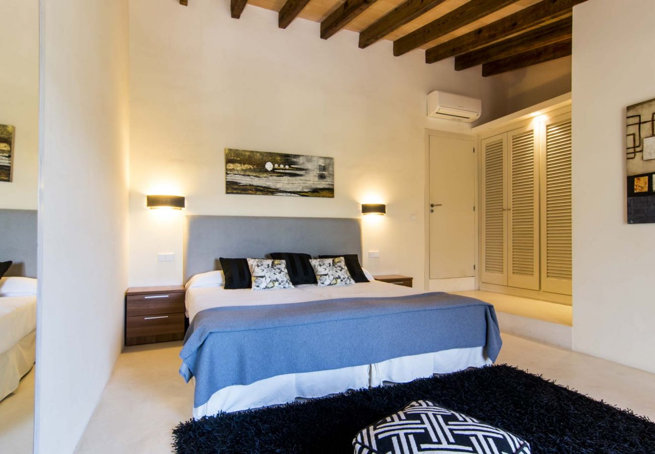 Schlafzimmer mit Doppelbett der Finca Carmen bei Canyamel 