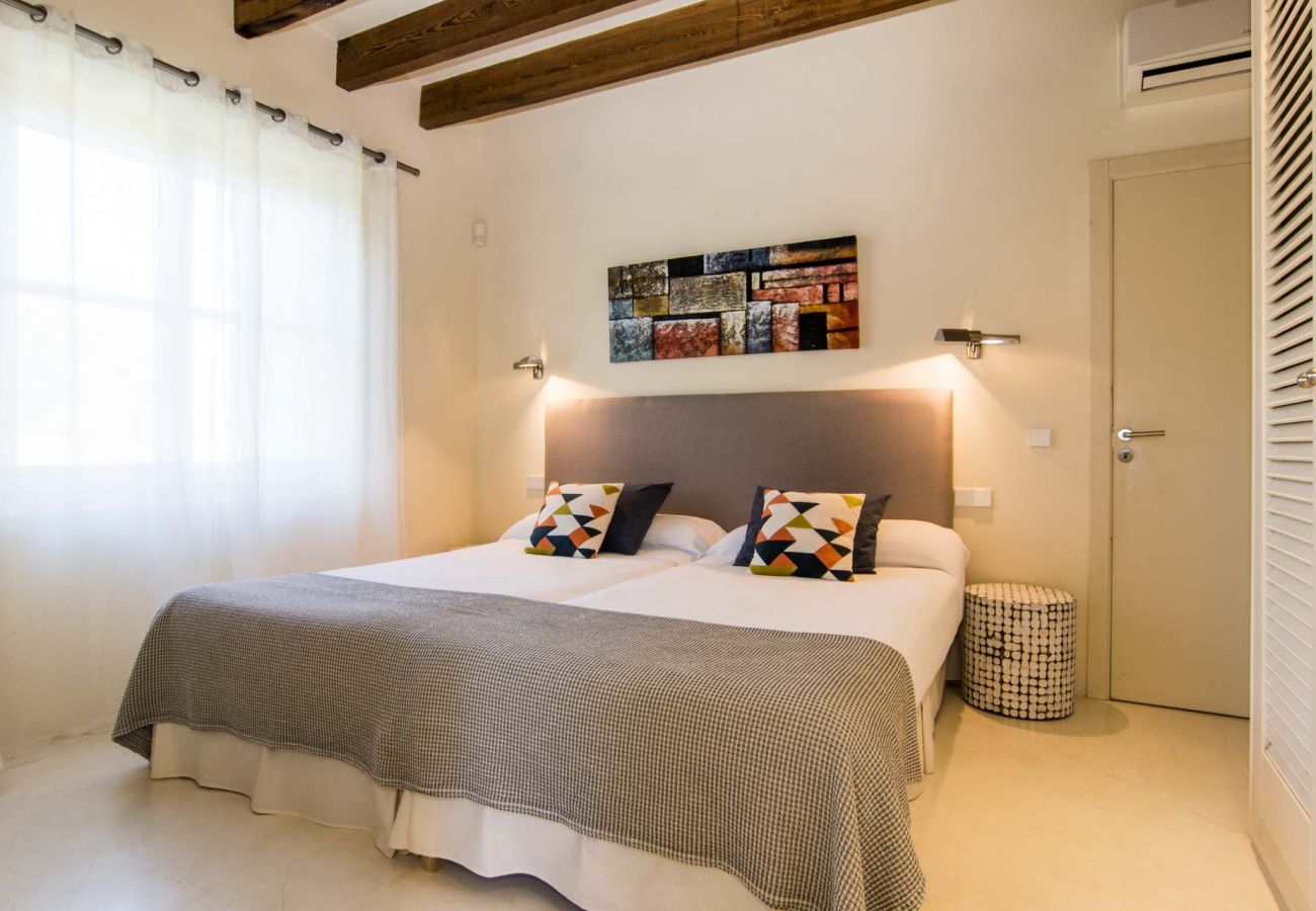 Schlafzimmer mit Doppelbett der Finca Carmen bei Canyamel
