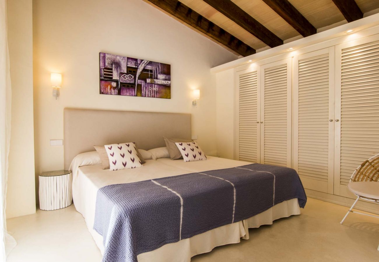 Schlafzimmer mit Doppelbett der Finca Carmen bei Canyamel