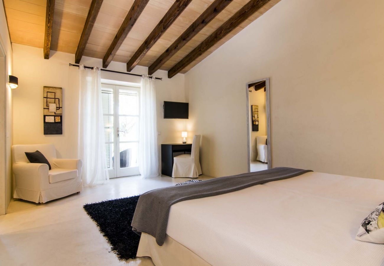 Schlafzimmer mit Doppelbett der Finca Carmen bei Canyamel 